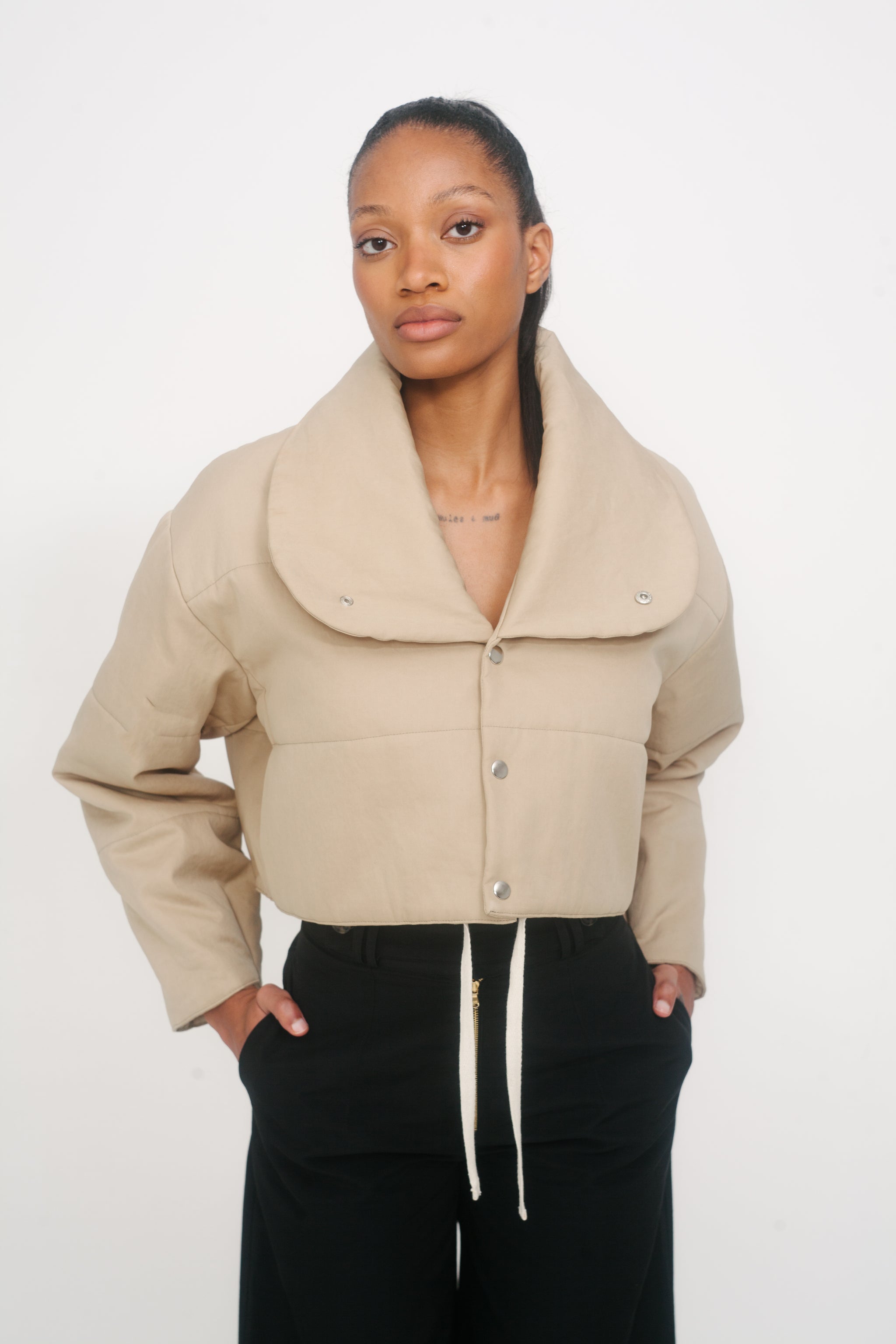 CROP PUFFER JACKET IN BEIGE