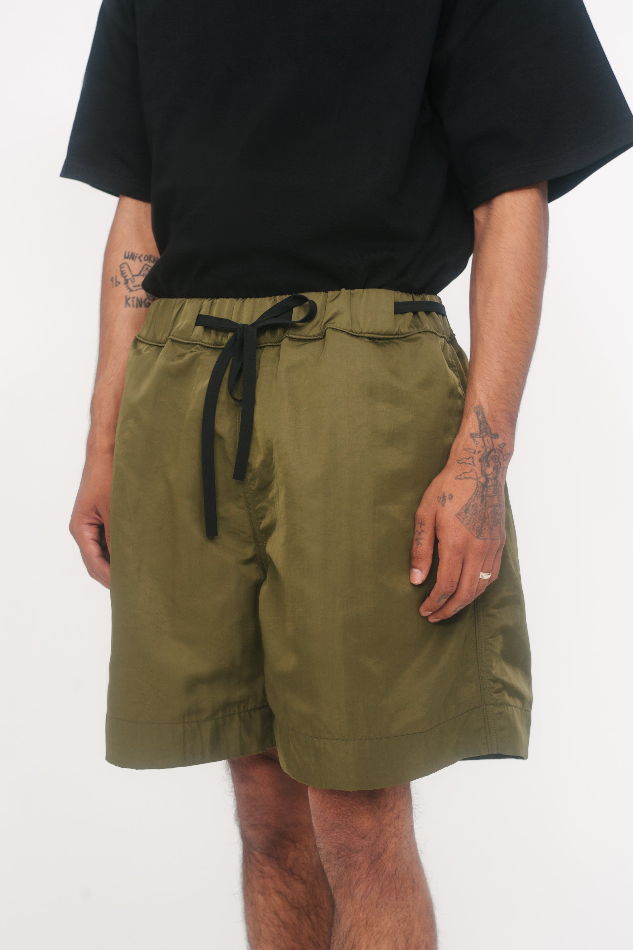 BOX SHORTS IN REFLECTIVE OLIVE