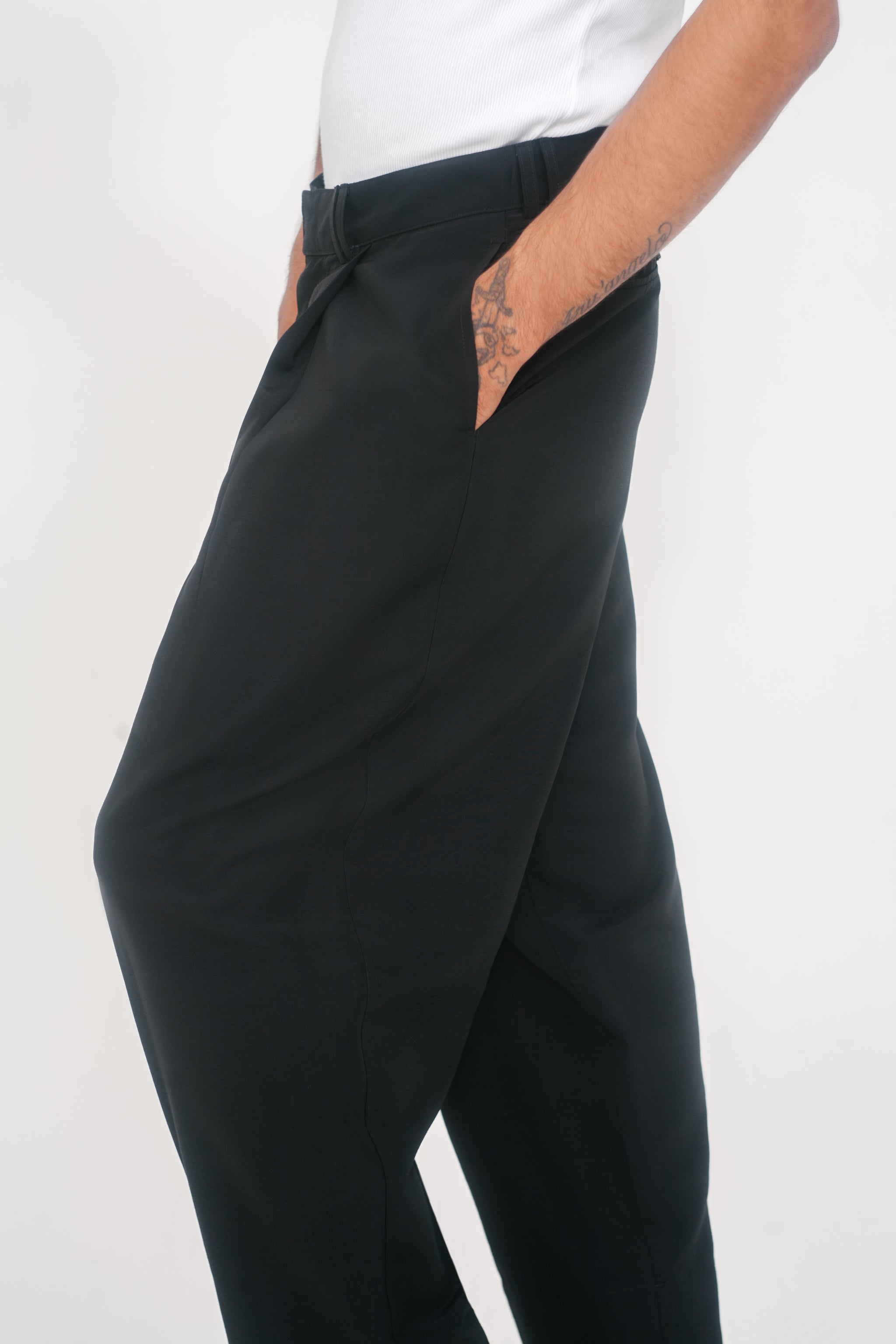 SHAGGY PLEATED PANTS IN BLACK