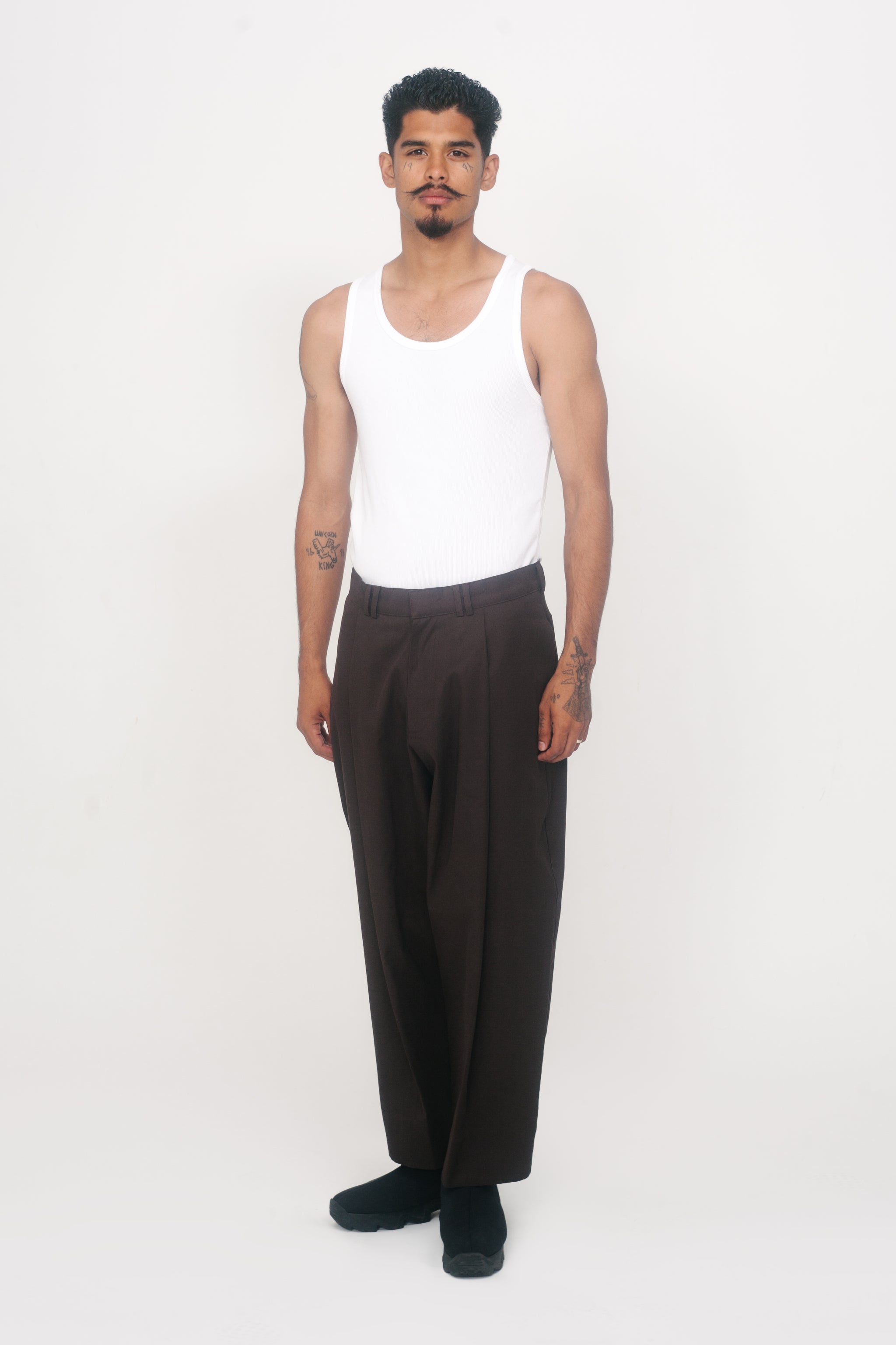 SHAGGY PLEATED PANTS IN BROWN